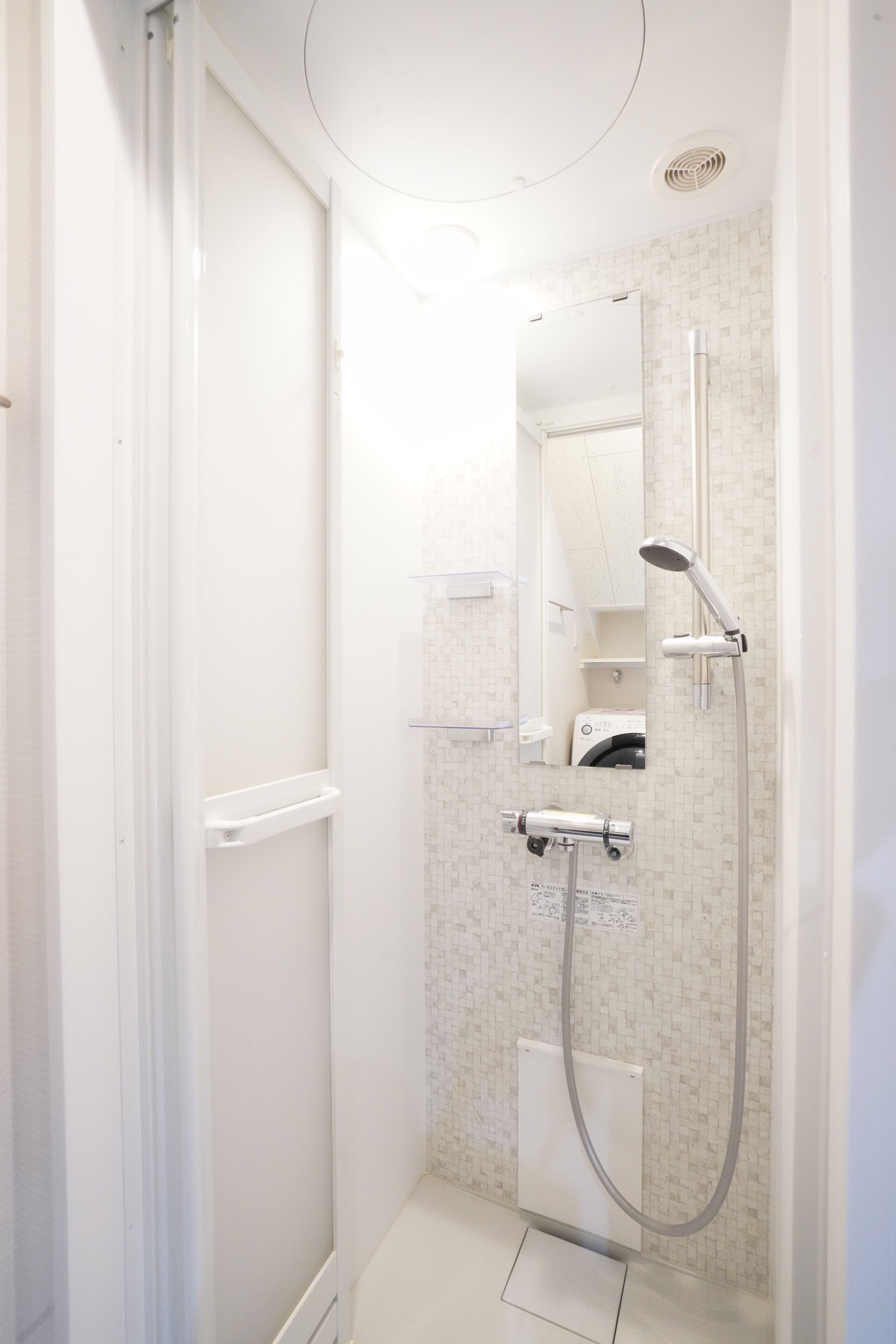 twin room | bathroom shower