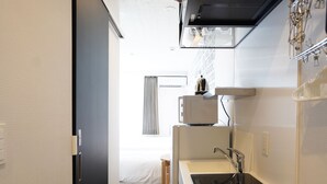 スタンダード トリプルルーム | 専用簡易キッチン |   電子レンジ、電気ポット、ホットプレートまたはグリルプレート、調理器具と食器