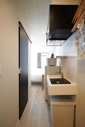 Standaard driepersoonskamer | Privékitchenette | Een microgolfoven, een waterkoker, een kookplaat