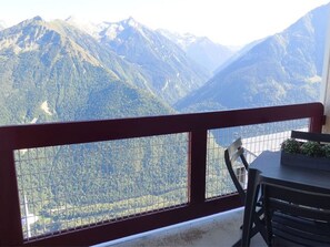 A balcony with a view of a mountainous landscape. - Cozy studio for 4 in Saint-Lary-Soulan with south-facing balcony (Saint-Lary-Soulan)