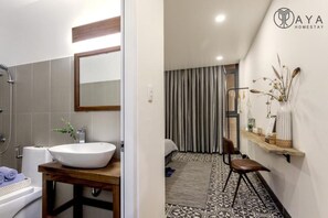 デラックス ダブルルーム | バスルーム | シャワー、バスアメニティ (無料)、ヘアドライヤー、スリッパ