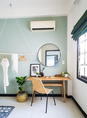 Phòng đôi Deluxe (Ayani) | Bàn, khu vực làm việc phù hợp cho laptop, phòng cách âm