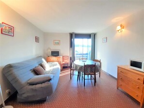 TV - Cozy studio for 4, balcony, equipped kitchenette, PLA D'ADET (Saint-Lary-Soulan)