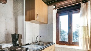 Casa | Cocina privada | Frigorífico, microondas y placa de cocina