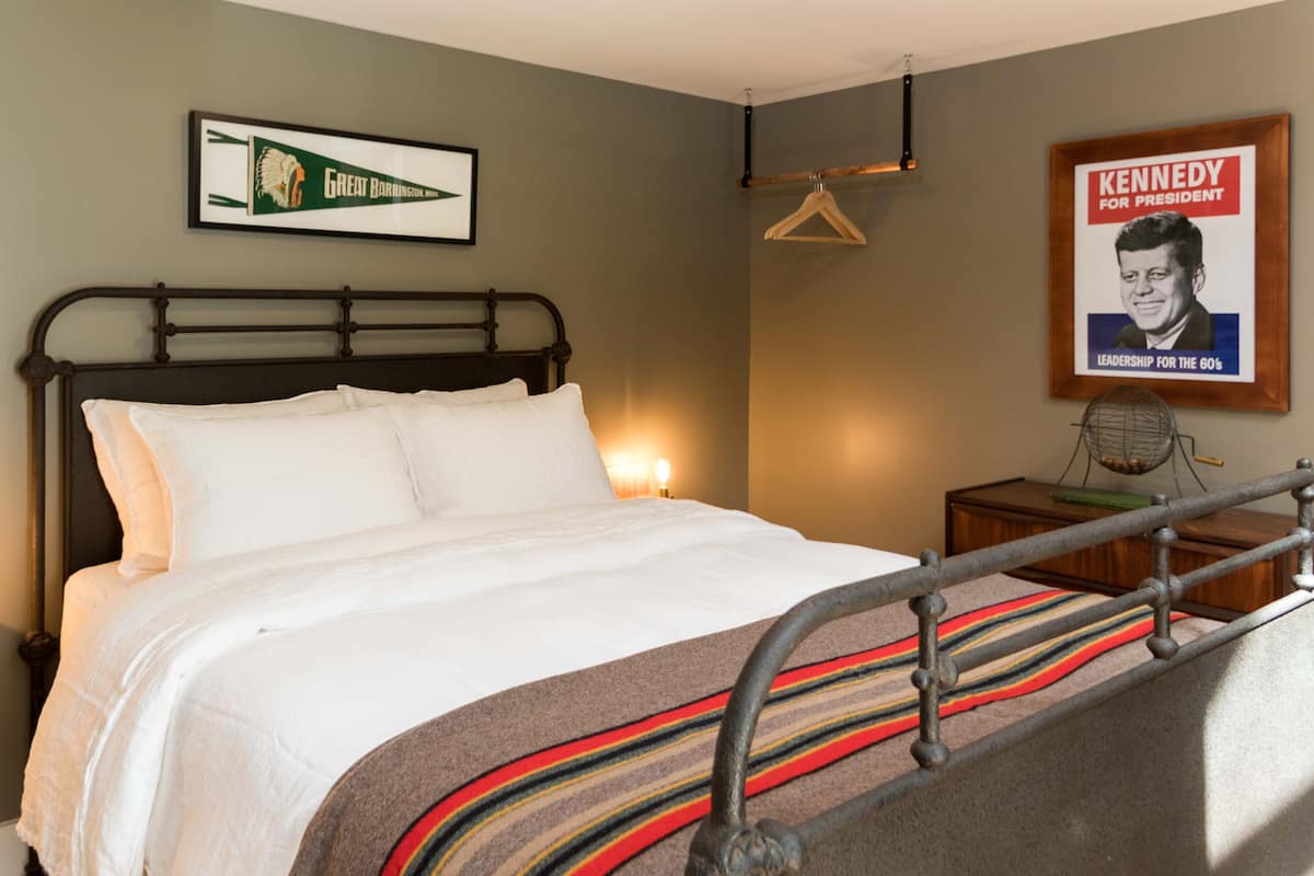 Standard Room, 1 Bedroom, Non Smoking (Room 4) | Desk, laptop workspace, iron/ironing board (on request), WiFi (free)