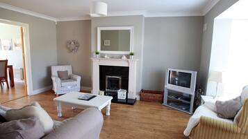 House, 4 Bedrooms, Fireplace, Sea Facing | Living area | Fireplace