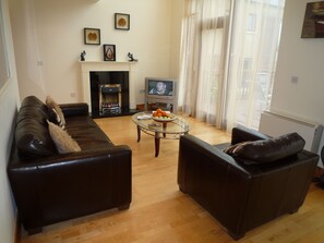 하우스, 침실 3개, 벽난로, 바닷가 | 거실 공간 | 위성 채널 시청이 가능한 45인치 TV, 벽난로, DVD 플레이어