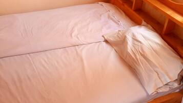 Basic Double Room | Desk, free WiFi, bed sheets