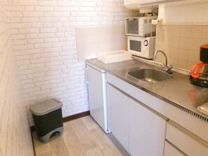 Køleskab, mikrobølgeovn, kogeplade