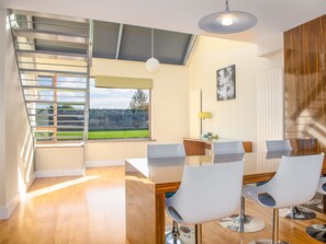 Kühlschrank, Mikrowelle, Wasserkocher mit Kaffee-/Teezubehör