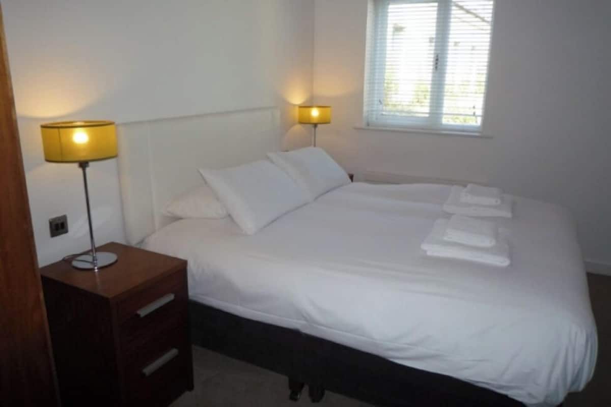 6 habitaciones, tabla de planchar con plancha y ropa de cama