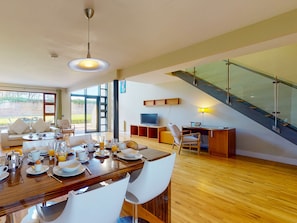 Televisi 45-inci dengan saluran TV satelit dan pemutar DVD