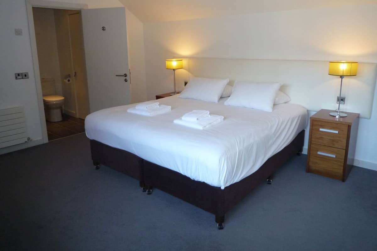 Castlemartyr Mews, 3 bedroom - Sleep 6 | 6 bedrooms, iron/ironing board, bed sheets