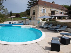 Una piscina al aire libre de temporada, una piscina climatizada