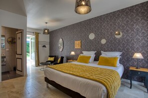 Ropa de cama de alta calidad, sistema de insonorización y wifi gratis