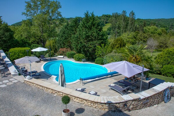 Una piscina al aire libre de temporada, una piscina climatizada