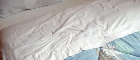 Escritorio, wifi gratis y ropa de cama