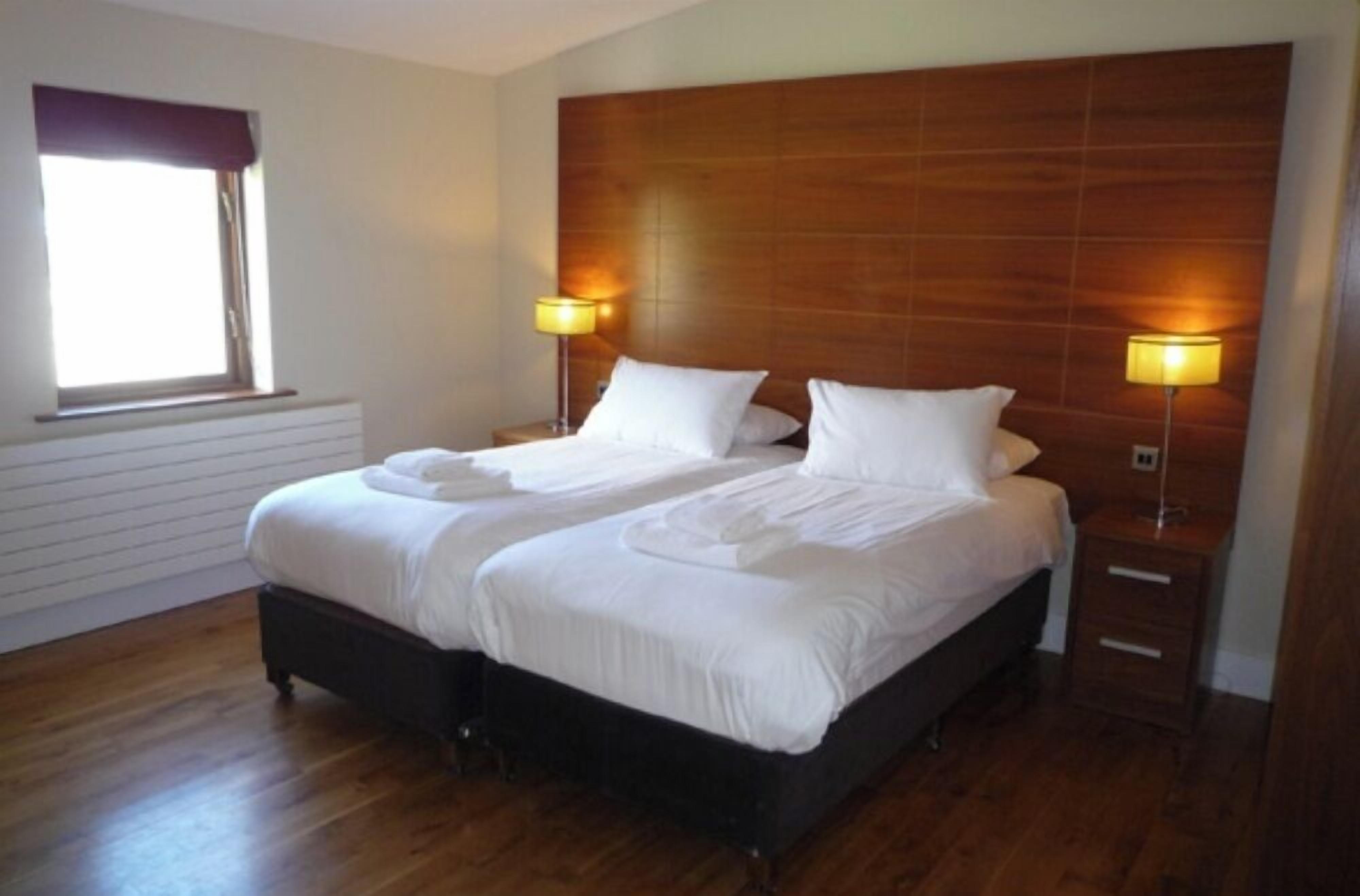 7 bedrooms, bed sheets