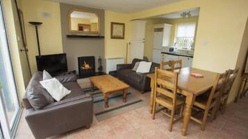 House, 3 Bedrooms, Fireplace, Sea Facing | Living area