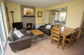 House, 3 Bedrooms, Fireplace, Sea Facing | Living area | Fireplace