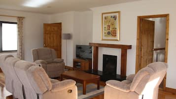 House, 3 Bedrooms, Fireplace, Beachside | Living area