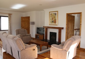 House, 3 Bedrooms, Fireplace, Beachside | Living area