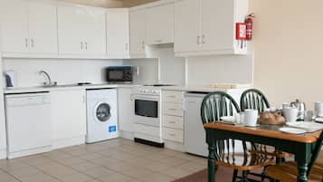 House, 2 Bedrooms, 2 Bathrooms, Beachside | In-room dining