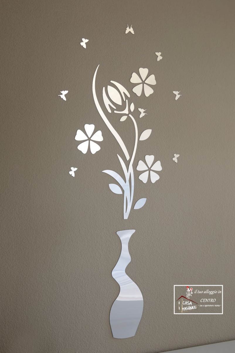 Un adhesivo mural de un jarrón blanco con flores y mariposas.
