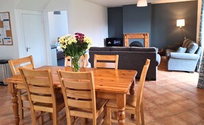 In-room dining - Dingle Harbour Cottages 3 Bed Sleeps 7 (Dingle)