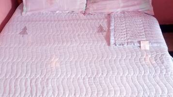 Double Room | Desk, free WiFi, bed sheets