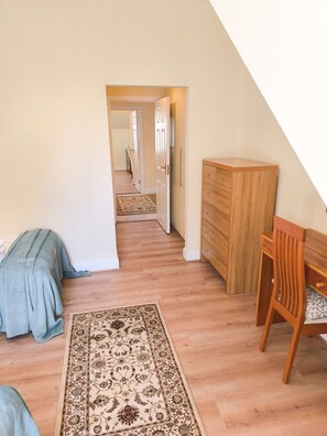 3 bedrooms, iron/ironing board, bed sheets