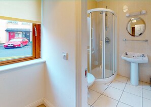 Separate tub and shower - Lakeside Holiday Homes (Killaloe)