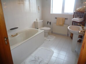 House, 5 Bedrooms, 2 Bathrooms, Sea Facing | Bathroom