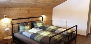 3 bedrooms, internet, bed sheets