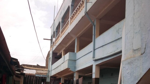 Un edificio de varios pisos con un patio central.