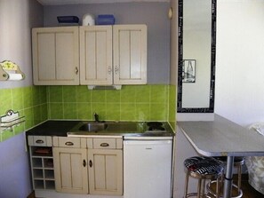 Réfrigérateur, micro-ondes, batterie de cuisine, vaisselle et ustensiles