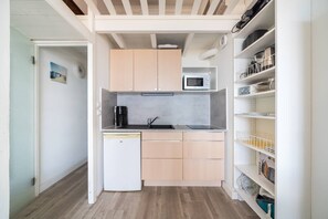 Fridge, microwave, cookware/dishes/utensils - APPARTEMENT AVEC TRES BELLE VUE MER (LE CAP D AGDE)