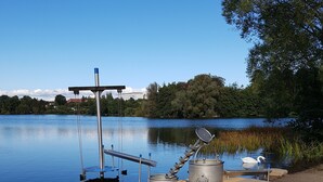 A lakeside dock with a boat, a solar-powered pump, and cooking equipment. - Your apartment in the countryside on Lankower See in Schwerin Mecklenburg... (Schwerin)