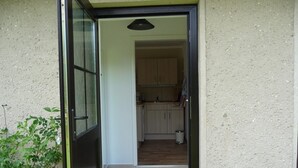 A doorway leading to a kitchen with cabinets and a countertop. - Your apartment in the countryside on Lankower See in Schwerin Mecklenburg... (Schwerin)