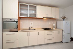 Familielejlighed | Privat køkken | Køleskab/fryser i fuld størrelse, ovn, kogeplade, kaffe-/temaskine