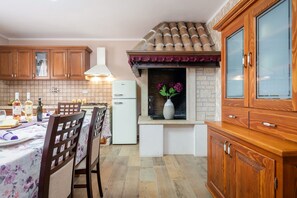 Kühlschrank, Ofen, Geschirrspüler, Kochgeschirr/Geschirr/Besteck
