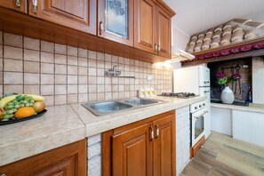 Fridge, oven, dishwasher, cookware/dishes/utensils