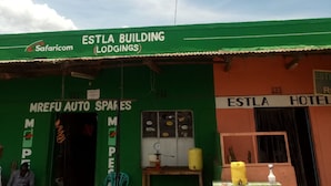 Un edificio con toldo verde identificado como 