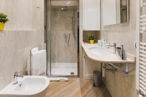 Een douche, een haardroger, handdoeken