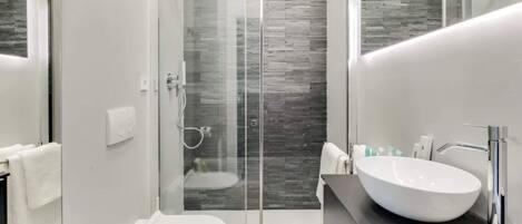 Combined shower/tub, hair dryer, towels