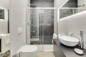 Combinazione doccia/vasca, asciugacapelli, asciugamani