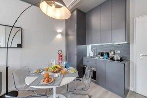 Fridge, microwave, stovetop, dishwasher - Sweett | Duomo View V (Milano)