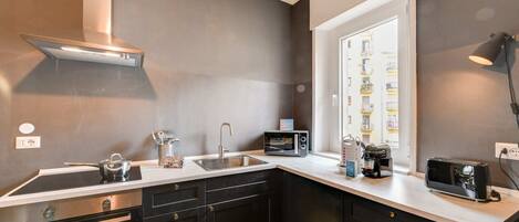 Kühlschrank, Ofen, Herdplatte, Wasserkocher mit Kaffee-/Teezubehör