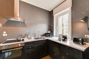 Kühlschrank, Ofen, Herdplatte, Wasserkocher mit Kaffee-/Teezubehör