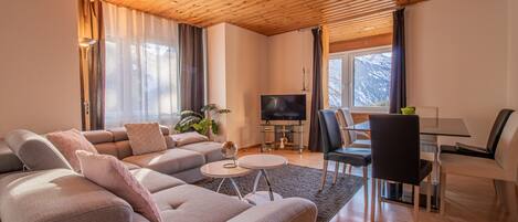 Appartement | Woonkamer | Een flatscreentelevisie